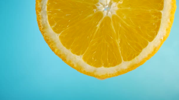 Сок стекает вниз по апельсиновым фруктам — стоковое видео