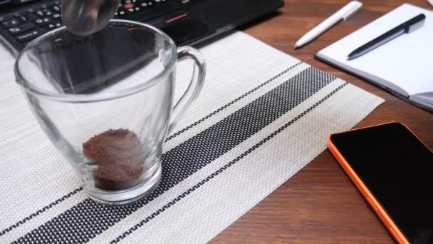 Hacer café durante el descanso de la oficina — Vídeos de Stock