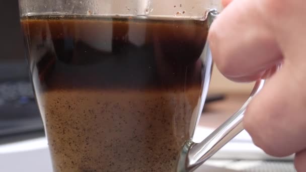 Cucchiaio Stirs Un sacco di zucchero nel caffè — Video Stock