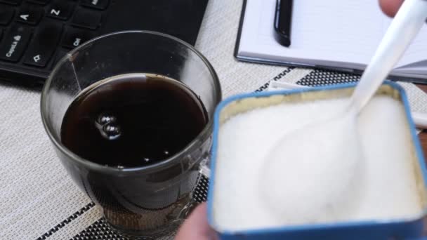 Gettare da cucchiaio un sacco di zucchero in tazza di caffè — Video Stock