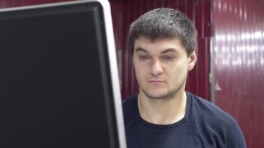 Mühendis PC Kesme Metalini Denetliyor