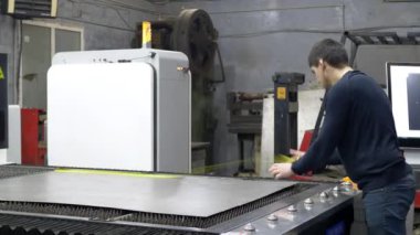 Mühendis işçi saç kesme metal plaka Cnc lazer makine için ayarlar