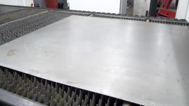 工业数字数控激光切割机上的金属片 — 图库视频影像