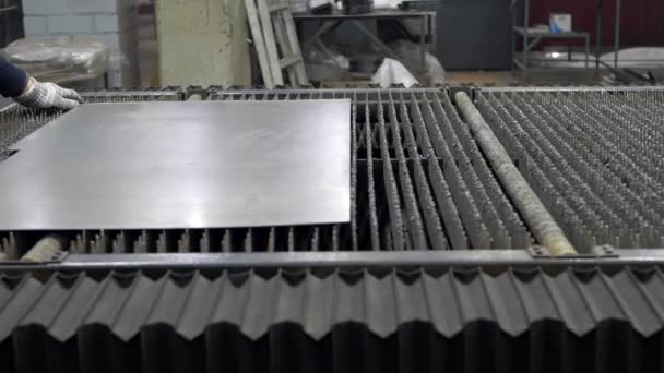 Εργαζόμενος βάζει ένα φύλλο από ατσάλι σε CNC μηχανή λέιζερ — Αρχείο Βίντεο