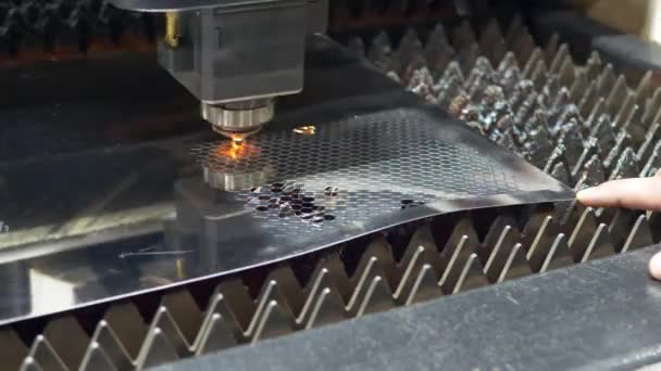 Processo de corte a laser industrial de chapas metálicas — Vídeo de Stock