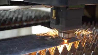 CNC lazer makinesi metali kesiyor