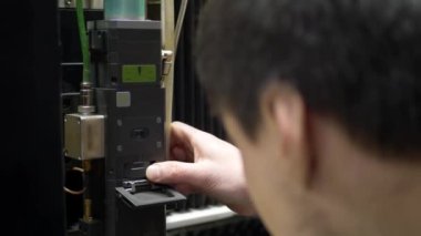 Mühendislerin elleri CNC lazer makinesini metali kesmek için ayarlıyor