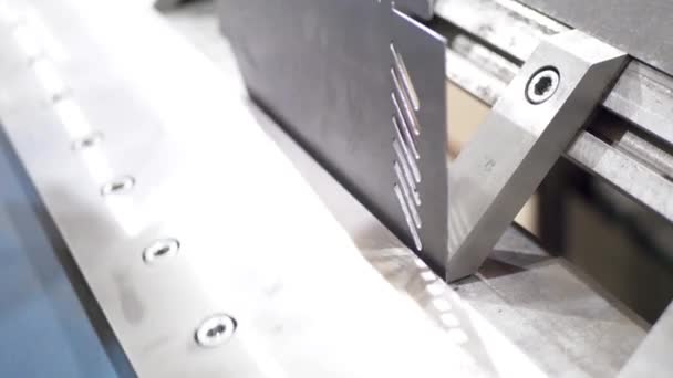 Worker bends metal plate on the industrial machine — Stock Video