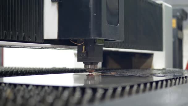 Tecnologia de máquina de corte a laser CNC — Vídeo de Stock