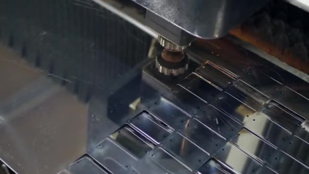 Высокая точность резки металла с ЧПУ — стоковое видео