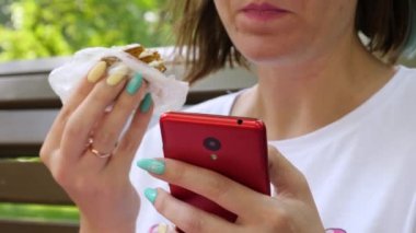 Cep telefonu ve yemek kek üzerinde kadın okuma metin mesajı
