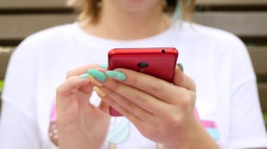 Woman Use Smartphone Summer Park Bench oturur