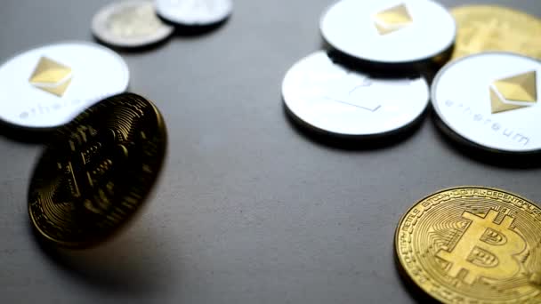 Goldene Kryptowährung Bitcoin fällt auf den Tisch — Stockvideo