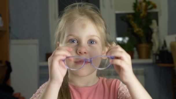 Kis kék szemű gyerek, szőke haj, szemüveg — Stock videók