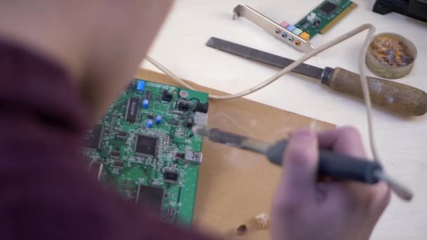 Student solderen elektronische componenten — Stockvideo