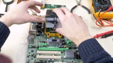 Genç adam CPU soğutucu fan anakart üzerinde yükleme