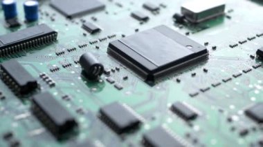 İşlemci, cips ve kondansatörler ile elektronik devre kartı