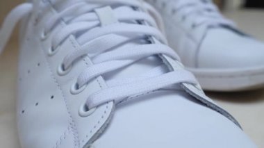 Beyaz deri Sneakers ile Dantes