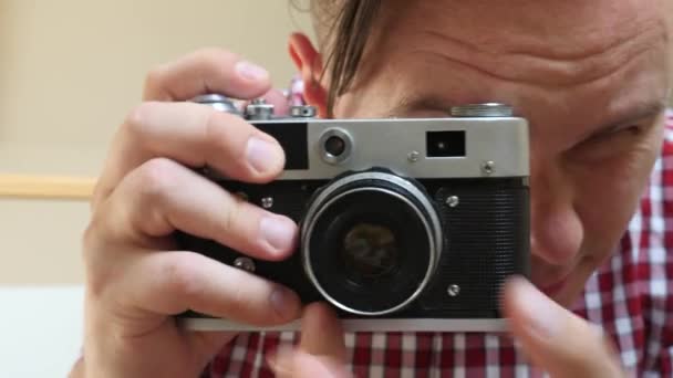 Fotograaf neemt Foto's op oude foto camera — Stockvideo