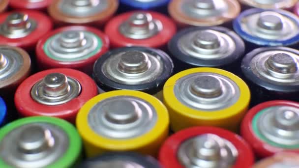 Viele gebrauchte Aaa-Batterien verschiedener Hersteller — Stockvideo