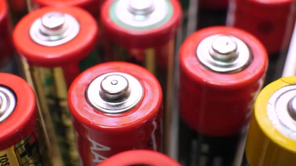 Czerwone i żółte zużyte baterie w stosie — Wideo stockowe
