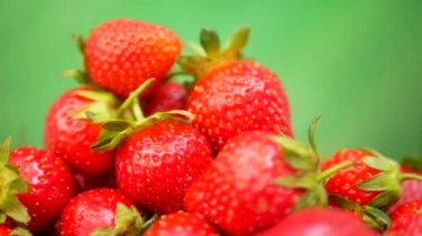 Yeşil arka planda kase taze çilek