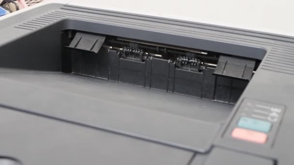 Αντιγραφή μηχανών εκτύπωσης σε φύλλα χαρτιού στο γραφείο — Αρχείο Βίντεο