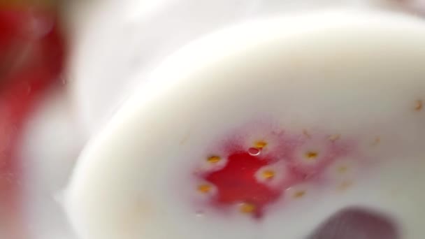 Verse aardbeien met yoghurt in de kom — Stockvideo