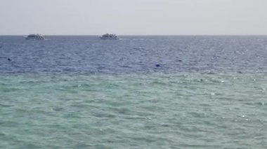 Beyaz gemi mavi deniz ya da okyanus suyuyla denize açılır.