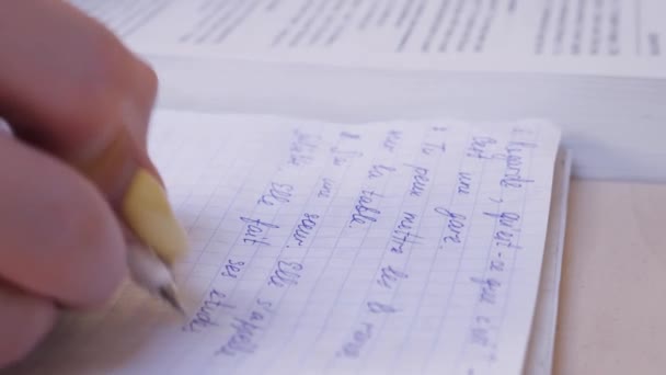 Mão feminina fazendo anotações em caderno enquanto estudava francês — Vídeo de Stock