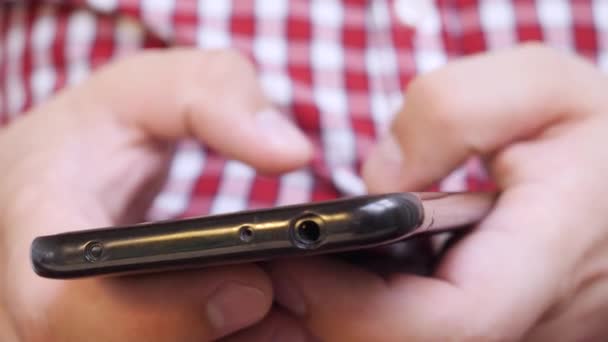 Muž používající smartphone psaní zpráv nebo psaní elektronické pošty — Stock video