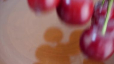 Sulu Kırmızı Kiraz Berry Su da Düşen
