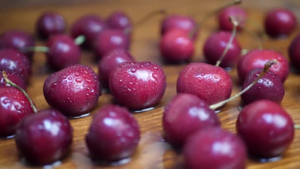 Gotas de água cai em cerejas doces — Vídeo de Stock