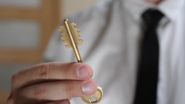 İşadamının Eli Ev Anahtarını Veriyor