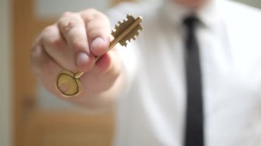 Emlakçı Daire Sahibine Anahtar veriyor
