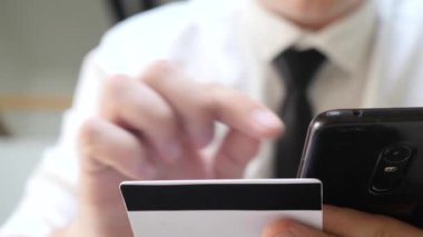 Man Holding Kredi Kartı ve Akıllı Telefon Kullanma
