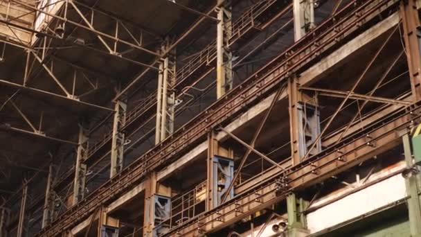 Ancien hall industriel avec poutres métalliques sous plafond — Video