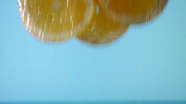 Sliced Orange Plunging and Splashes in Water — Stock Video