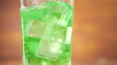 Buz küpü ile cam içine dökme yeşil soda