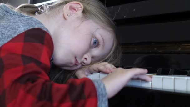 Девочке надоело играть на пианино — стоковое видео