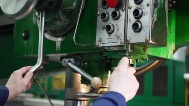 Kesme Metal Fabrikası'nda Endüstriyel Uzaktan Cnc Kontrol Paneli