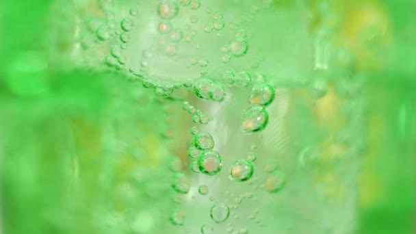 Bolle d'aria all'interno di vetro di acqua verde frizzante — Video Stock