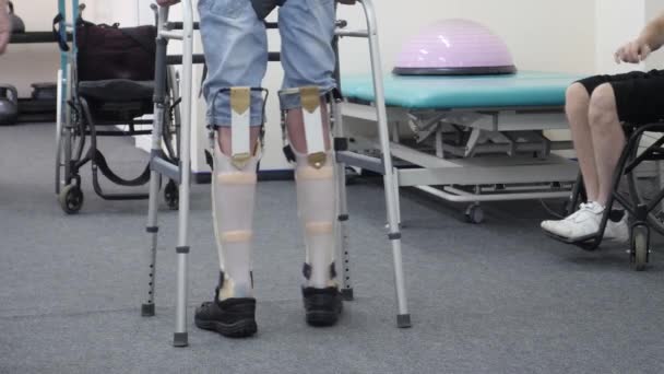 Hombre con piernas protésicas camina — Vídeo de stock