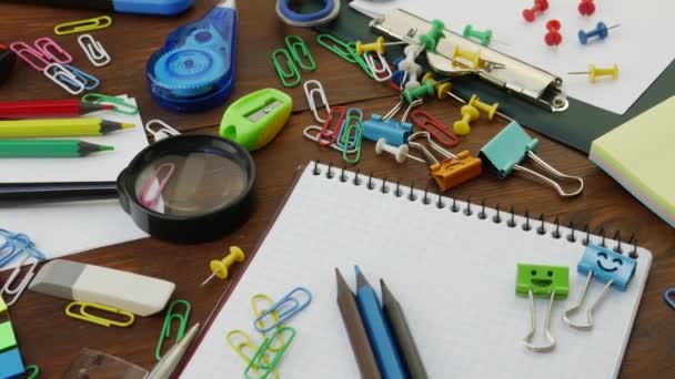 Papelería escolar en mesa de madera marrón — Vídeos de Stock