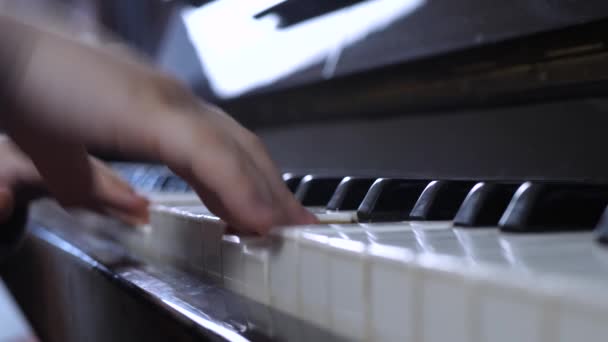 Kleine kinderen hand spelen piano — Stockvideo