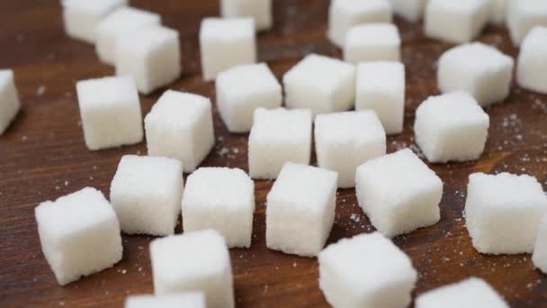Λευκό εφάπαξ ζάχαρη εξευγενισμένο σε καφέ ξύλινη επιφάνεια — Αρχείο Βίντεο