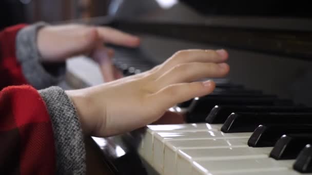 Händerna på Kid på piano keyboard — Stockvideo