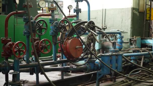 Construcción de tuberías hidráulicas en la máquina de torno — Vídeo de stock