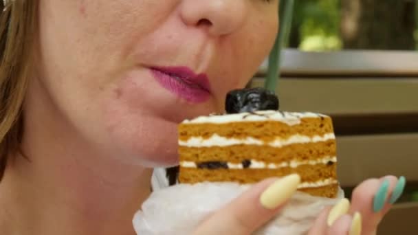 Encantadora mujer comiendo pastel — Vídeo de stock