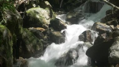 kayaların üzerinden akan dere